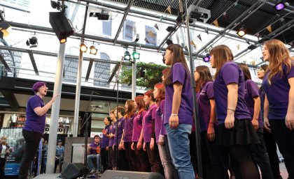 Vicki Bos with the ICTE-UQ choir Vicki Bos with the ICTE-UQ choir