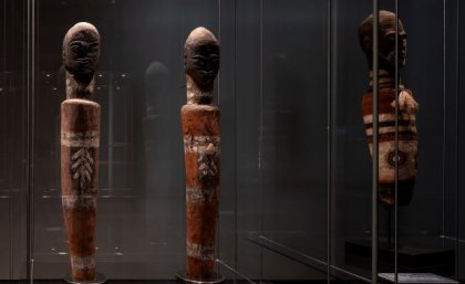 Image: Carl Warner Three carved statues in a glass case